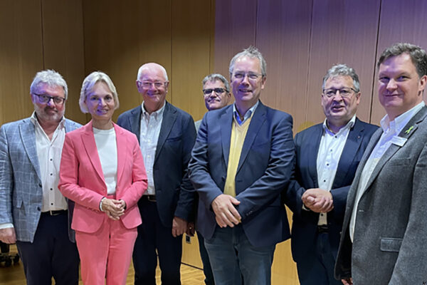 (v.l.n.r.) Wolfgang M. Gradel (Ärztlicher Kreisverband Passau), Cornelia Wasner-Sommer (Bezirksrätin), Psychologe Jörg Stadler (ehemaliger Leiter des SpDi), Dr. Stefan Wosnik (Bezirkskrankenhaus Passau),       Dekan Jochen Wilde, Diakon Konrad Niederländer (Caritas), Werner Kölbl (Abteilungsleiter SpDi)