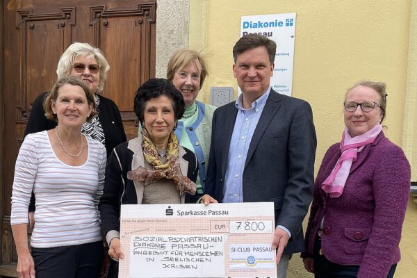 Bei der Spendenübergabe (v.l.n.r.): Bärbel Benkenstein-Matschiner (Vize-Präsidentin SI), Gaby Spengler (Schatzmeisterin Soroptimistische Hilfe), Dr. Gülin Tunali (Präsidentin SI), Ankie Visschers (Schriftführerin SI), Werner Kölbl (Leiter der Beratungsstelle), Bettina Caspary (Vize-Präsidentin SI)