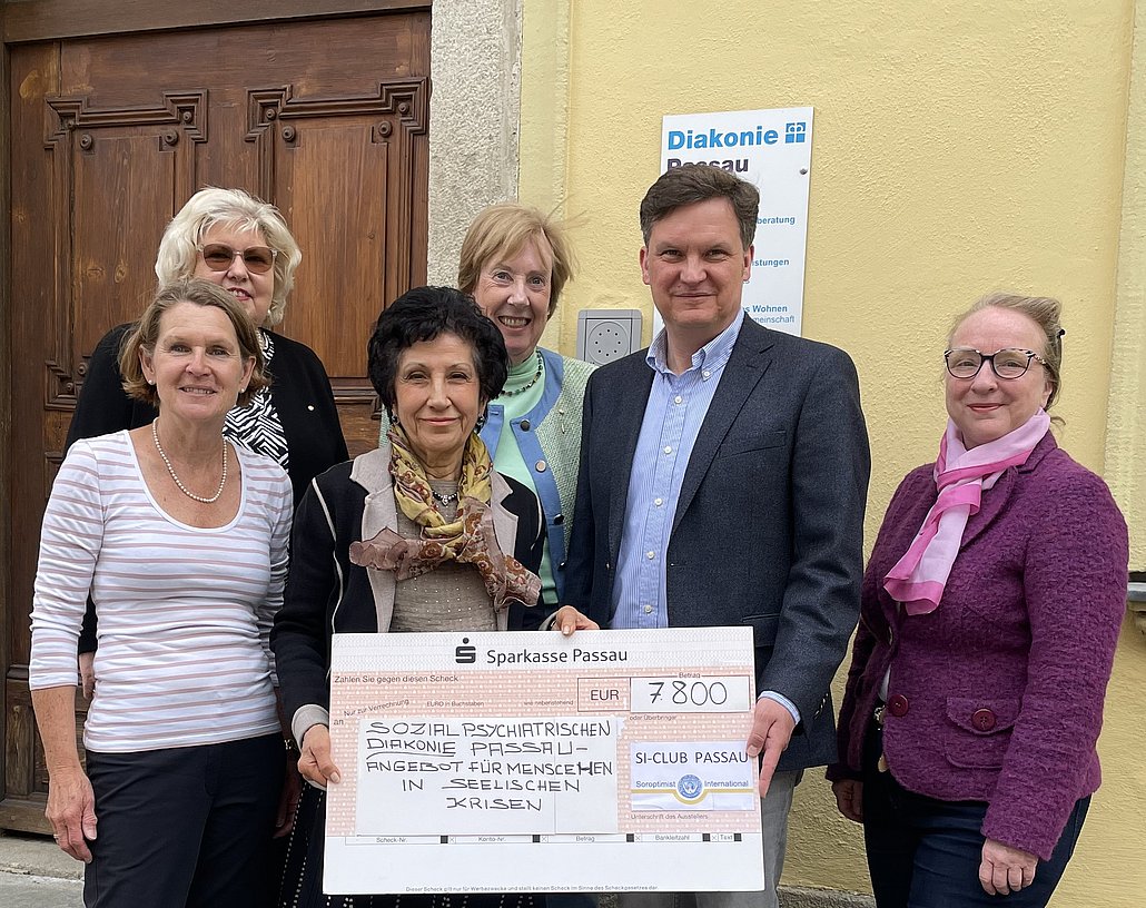 Bei der Spendenübergabe (v.l.n.r.): Bärbel Benkenstein-Matschiner (Vize-Präsidentin SI), Gaby Spengler (Schatzmeisterin Soroptimistische Hilfe), Dr. Gülin Tunali (Präsidentin SI), Ankie Visschers (Schriftführerin SI), Werner Kölbl (Leiter der Beratungsstelle), Bettina Caspary (Vize-Präsidentin SI)