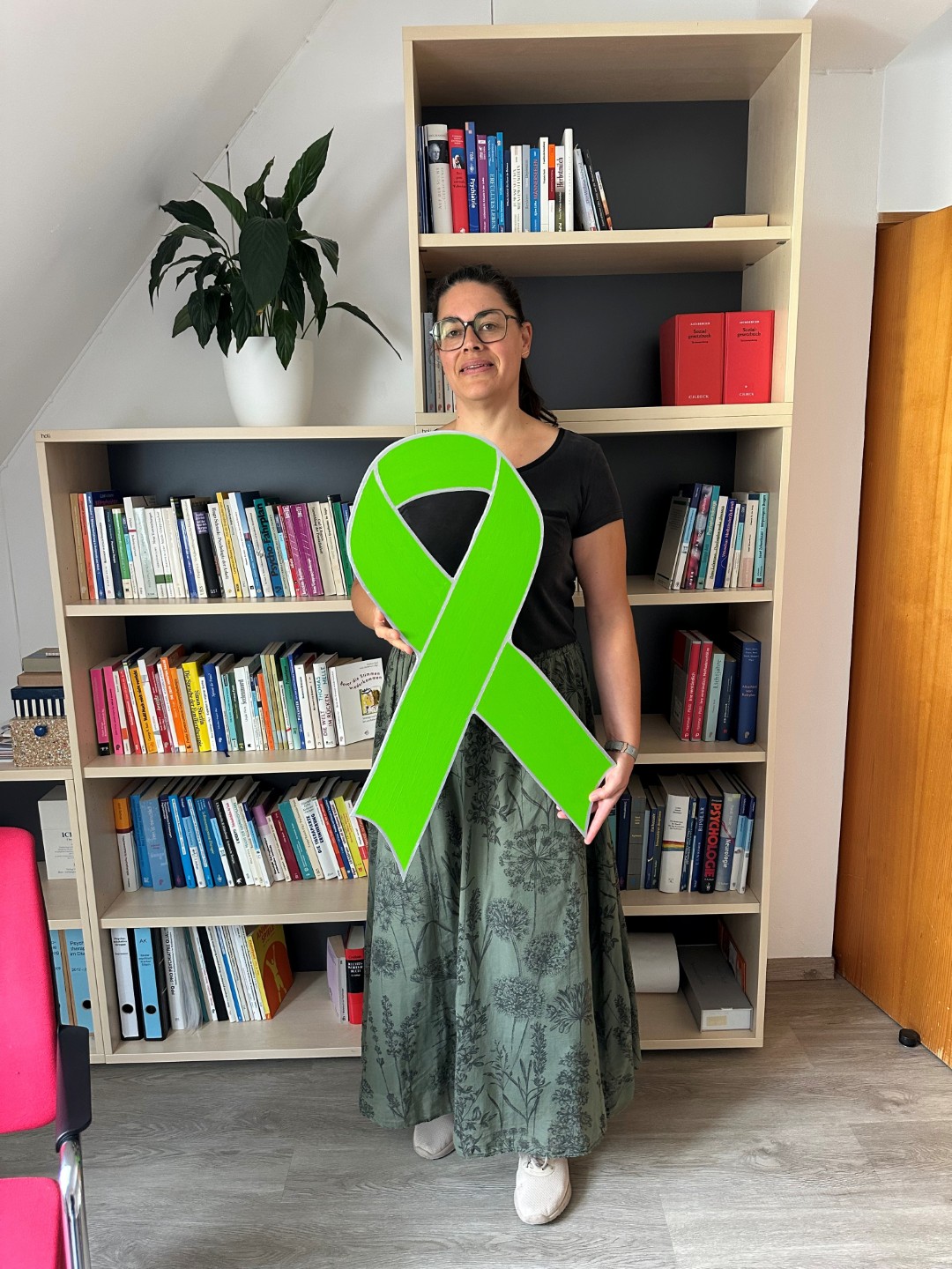 Bilder Welttag Marlene Die grüne Schleife ist das internationale Symbol für eine offene und tolerante Gesellschaft, in der wir ohne Scheu über psychische Erkrankungen sprechen können. Marlene Vogt, Beratungsstelle für psychische Gesundheit, Diakonie Passau gGmbH