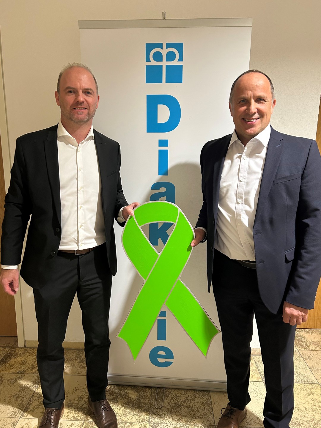 DiakonieSchmidKarau (Groß) Die Geschäftsführer der Diakonie Passau gGmbH Martin Schmid (li.) und Andreas Karau unterstützen die Aktion zum Welttag der seelischen Gesundheit.