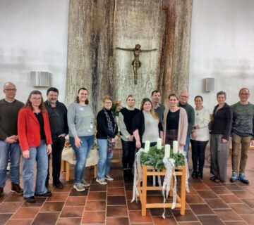 Kathrin Heller (KASA-Stelle Eggenfelden, 7.v.links) und neue Bezirksstellenleitung und Geschäftsbereichsleitung Soziale Dienste Christina Lindinger (5.v.rechts) folgten der Einladung von Pfarrerin Dr. Ulrike Kuschel (2.v.rechts) und stellten ihre Arbeit im Kirchenvorstand Eggenfelden vor. Foto: Pfarrer Thomas Weinmair (rechts)