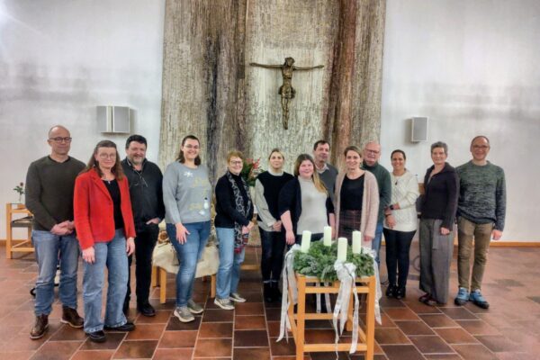 Kathrin Heller (KASA-Stelle Eggenfelden, 7.v.links) und neue Bezirksstellenleitung und Geschäftsbereichsleitung Soziale Dienste Christina Lindinger (5.v.rechts) folgten der Einladung von Pfarrerin Dr. Ulrike Kuschel (2.v.rechts) und stellten ihre Arbeit im Kirchenvorstand Eggenfelden vor. Foto: Pfarrer Thomas Weinmair (rechts)