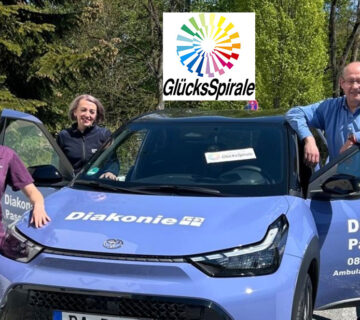 Freuen sich über das neue Dienstfahrzeug der ambulanten Pflege der Diakonie Passau (von links): die Pflegefachkräfte Katarina Gasenberger und Natalia Baal sowie Werner Hartl, Leiter des ambulanten Pflegedienstes der Diakonie Passau gGmbH  Das Fahrzeug unterstützt künftig die Versorgung von Patientinnen und Patienten in der Region 