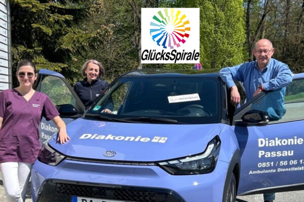 Freuen sich über das neue Dienstfahrzeug der ambulanten Pflege der Diakonie Passau (von links): die Pflegefachkräfte Katarina Gasenberger und Natalia Baal sowie Werner Hartl, Leiter des ambulanten Pflegedienstes der Diakonie Passau gGmbH. Das Fahrzeug unterstützt künftig die Versorgung von Patientinnen und Patienten in der Region.