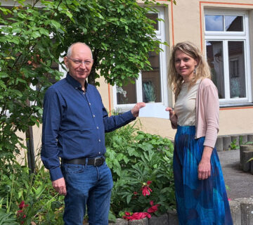 Christina Lindinger und Roland Kronschnabl freuen sich sehr über die anonyme Spende für das "Mahl mitanand", die in einem weißen Kuvert hinterlegt wurde 