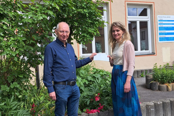 Jahresbericht 2026 Diakonie Passau Christina Lindinger und Roland Kronschnabl freuen sich sehr über die anonyme Spende für das "Mahl mitanand", die in einem weißen Kuvert hinterlegt wurde.