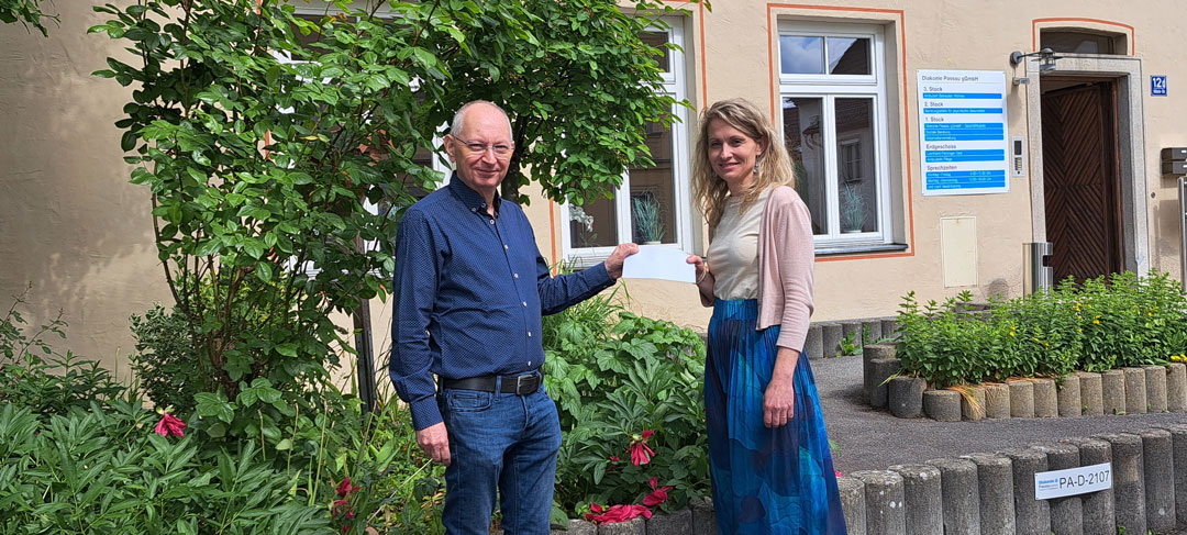 Christina Lindinger und Roland Kronschnabl freuen sich sehr über die anonyme Spende für das "Mahl mitanand", die in einem weißen Kuvert hinterlegt wurde